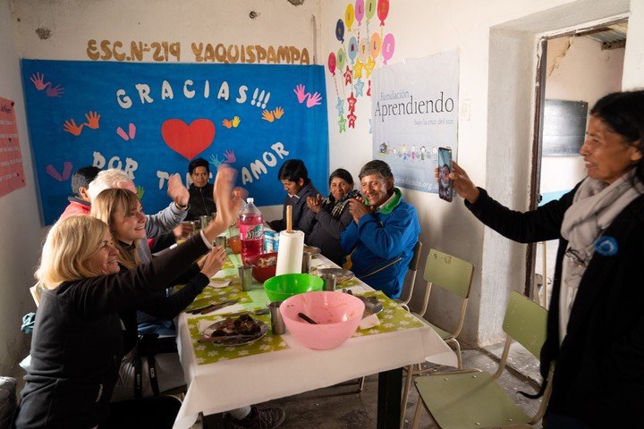 Yaquispampa tiene la primera videollamada de su historia: Adriana y Aline saludan a Claudia Gómez Costa, presidenta de la ONG. (Foto: F. de la Orden)