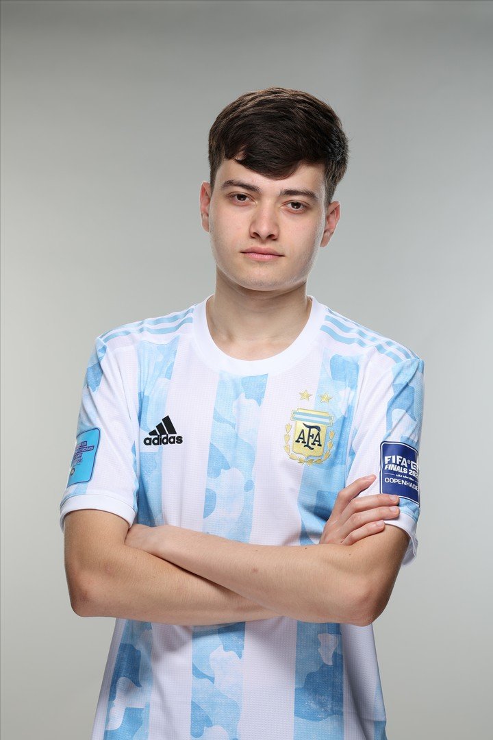 Matías Bonanno, juvenil.  El joven de 19 años compite en Europa con el equipo español Team Heretics.