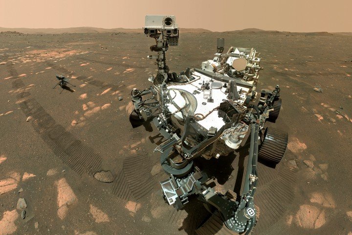 El robot Perseverance junto con el pequeño dron.  foto de la NASA.