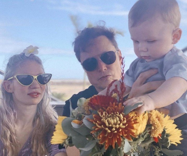 Elon Musk, con Grimes y su hijo X Æ A-Xii.