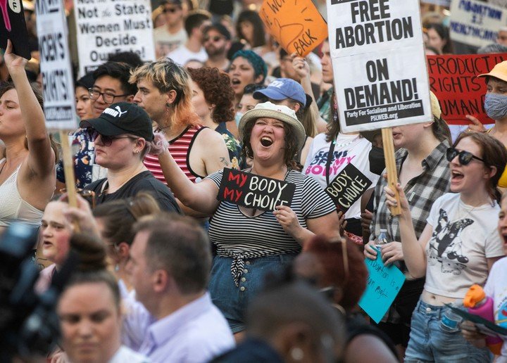 Protestas contra la Corte de Estados Unidos a mediados de junio por su decisión contra el aborto.  Foto AP