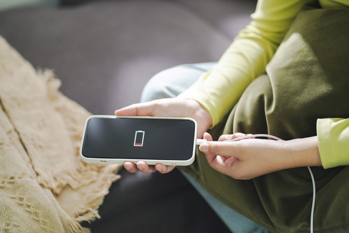 Dado que las aplicaciones consumen mucha energía, es una buena idea verificar si alguna de ellas está agotando la batería.  Foto: Shutterstock.