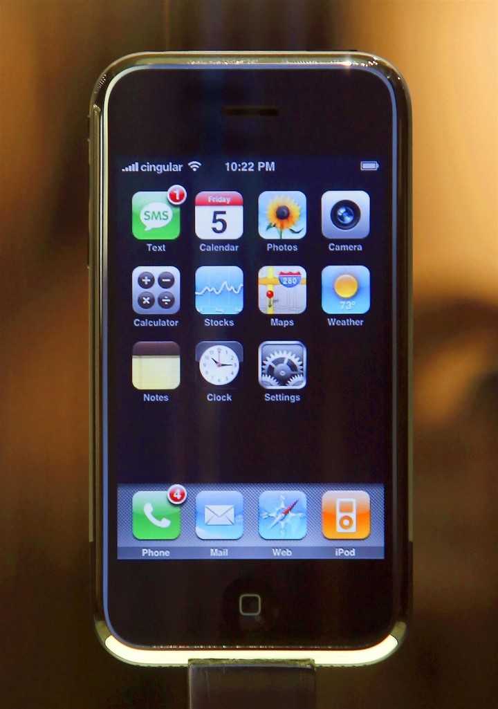 El primer teléfono iPhone marcó el camino para el nuevo celular.  Foto AFP