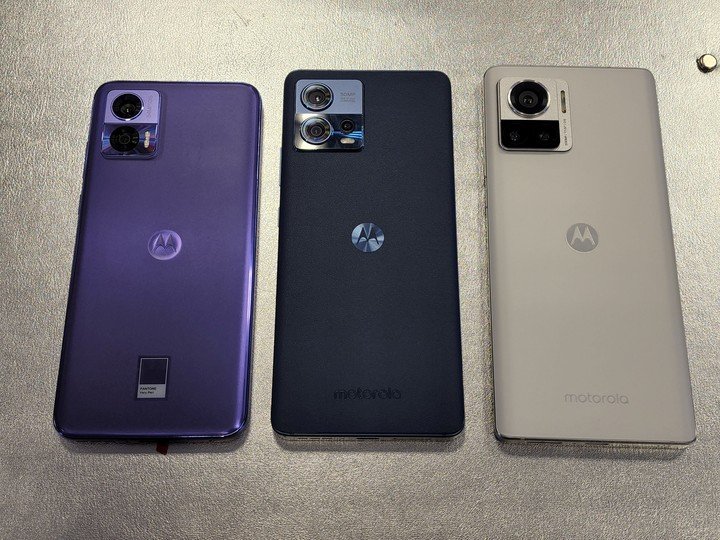 Los nuevos Motorola Edge 30 Neo (izquierda), Fusion (centro) y Ultra.  Foto: @hmarmol.