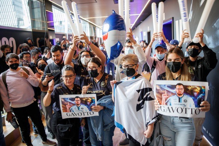 los "bar" desde Isurus Gaming siguieron con fervor todos los partidos de la selección argentina en Worlds 2022. Foto: Riot Games.