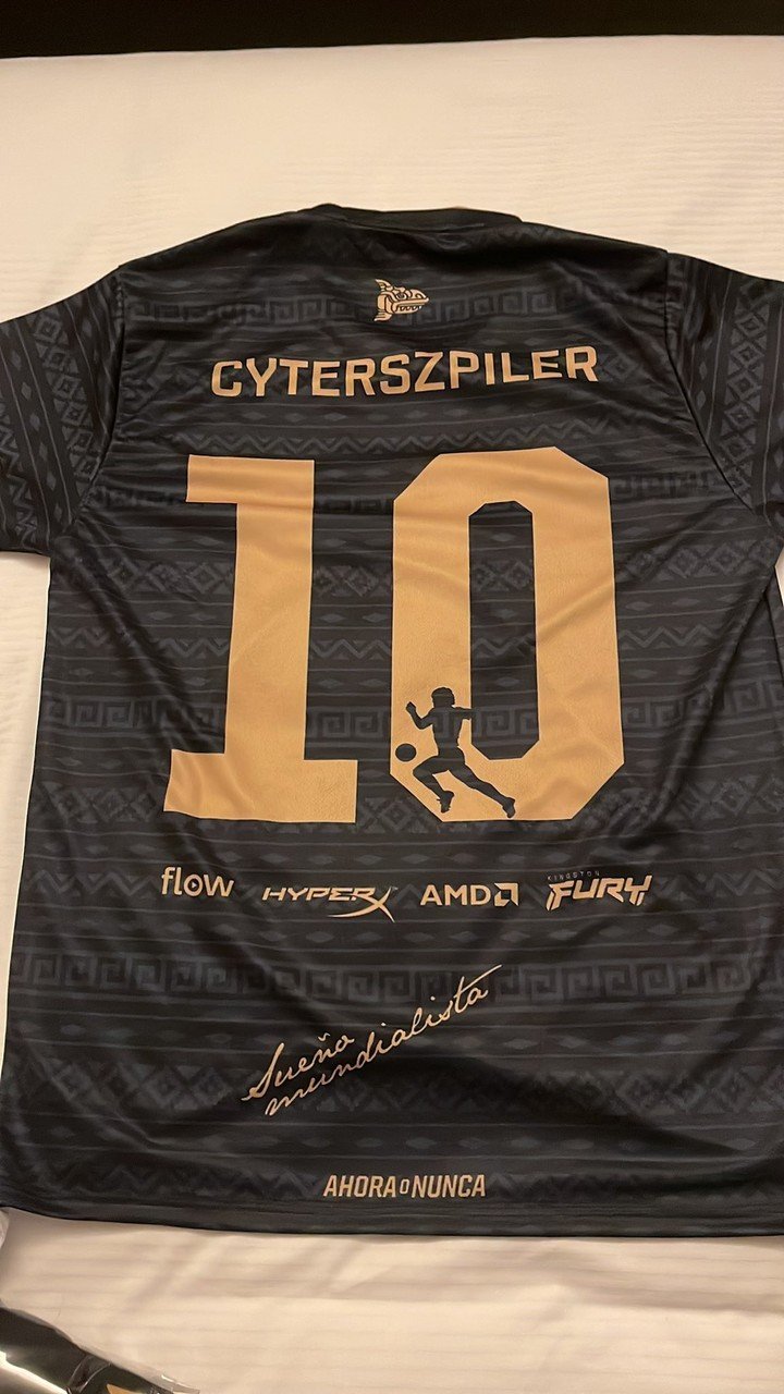 La camiseta Isurus, edición "Maradona", usado por Juan Cyterszpiler durante la Copa del Mundo de League of Legends.  Foto: Juegos antidisturbios.