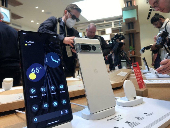 El Google Pixel 7 Pro busca penetrar en el competitivo segmento de los celulares premium.  Foto: Thomas URBAIN / AFP.