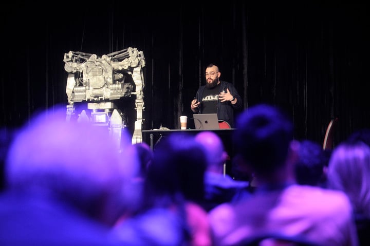 Juan Andrés Guerrero-Saade, de Sentinel Labs, en su charla.  Foto Juan Manuel Foglia