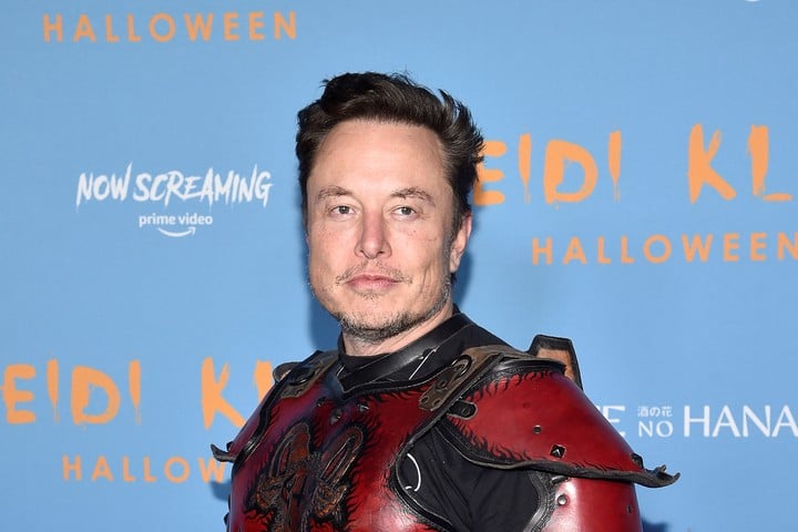 Elon Musk se vistió para Halloween.  Foto AP