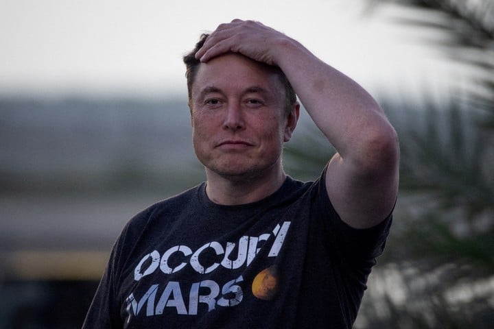 Musk hace todos los anuncios en su propia cuenta de Twitter.  (Foto: Reuters)