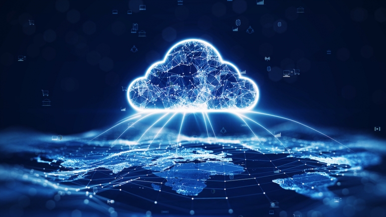 Un símbolo de computación en la nube en una red que se extiende por todo el mundo.