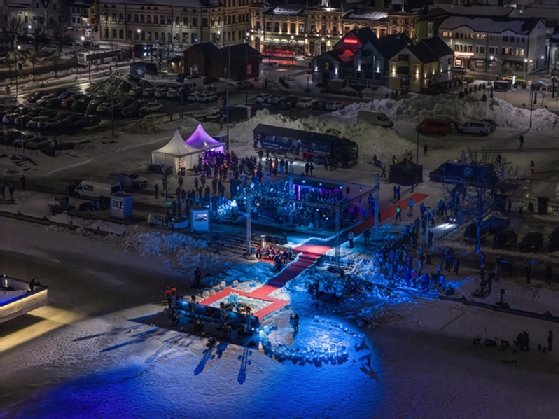 Vista aérea del evento Polar Bear Pitching, con un agujero en el hielo desde el que las startups lanzan sus ideas