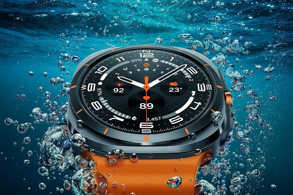 El Galaxy Watch Ultra sumergido en agua.