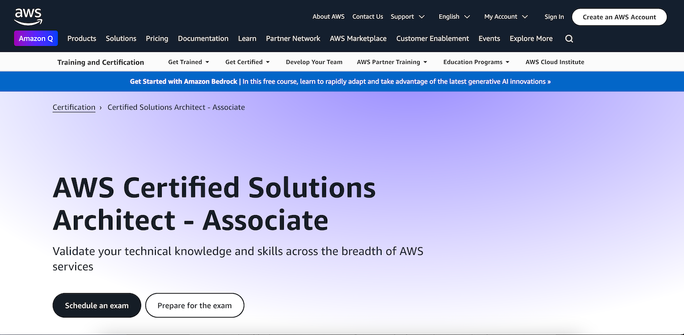 La certificación AWS Certified Solutions Architect requiere registrarse para un examen en persona o supervisado.