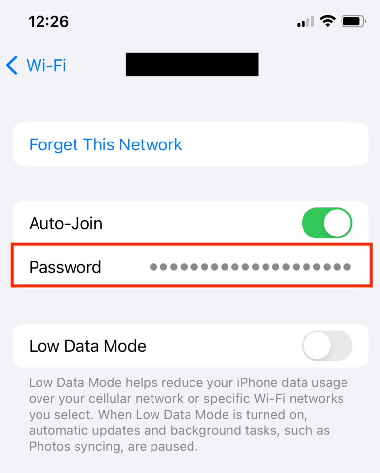 Toque la serie de puntos para revelar la contraseña de Wi-Fi en un iPhone. 