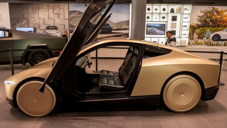 Por qué los inversores se dividen en el turno de Tesla hacia los robots y los autos autónomos